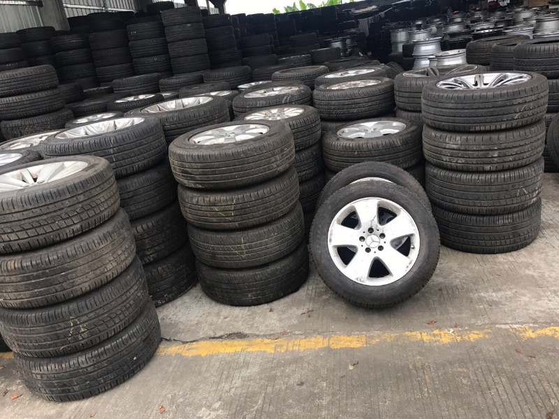 低价出售九成新二手拆车轮胎-回收轮毂轮胎