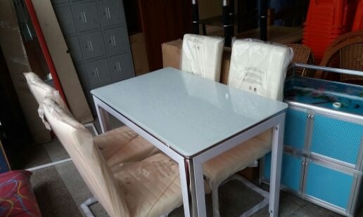 白色餐桌1180元配4椅,全新包送货